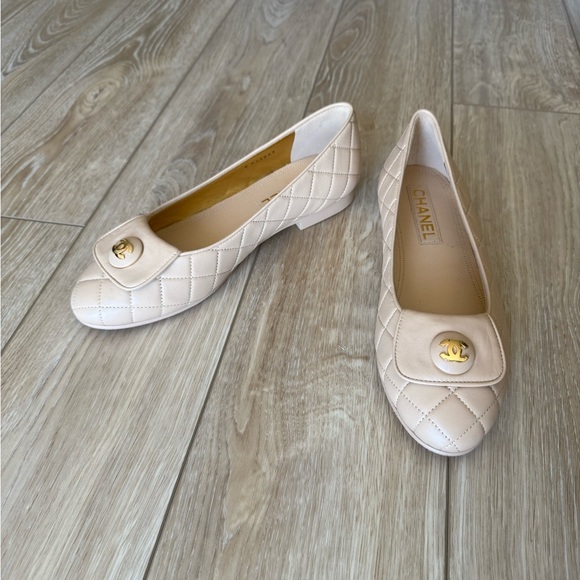 CHANEL Cream Quilted Ballet Flats 2024 with Gold Medallion CC Logo NWOT - Picture 3 of 7